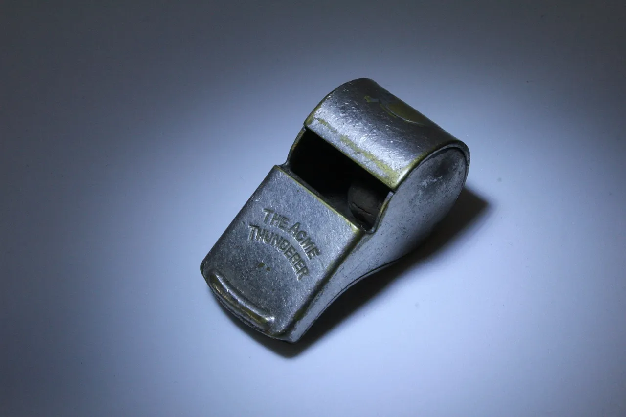 whistle, attention, warning-2475470.jpg